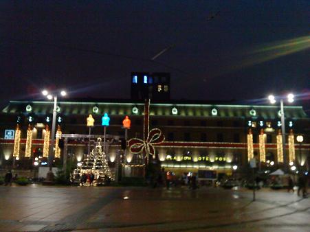 夜になるとこのようにライトアップされます。その前にある3体の人間の模型は、随時色が変化しながら点灯します。