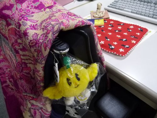 私の職場　机の椅子で、「お仕事がんばって！」とキビタンが応援しています。