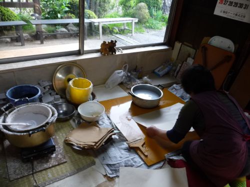 和紙は、時期や気候によって、扱いが異なるため、大変繊細だという話でした。