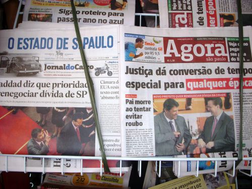 2日付けのサンパウロの有力紙で掲載されたカッサビ前市長からアダッジ新市長への交代式の話題