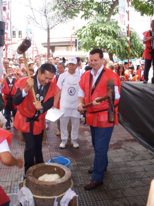 12月31日のサンパウロの東洋人街の餅つき大会に参加するカッサビ前市長