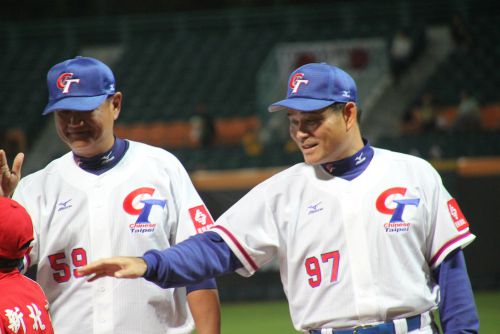 チャイニーズタイペイ・呂明賜監督（右の背番号97）