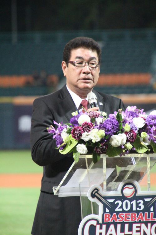 あいさつを行なう山本浩二氏