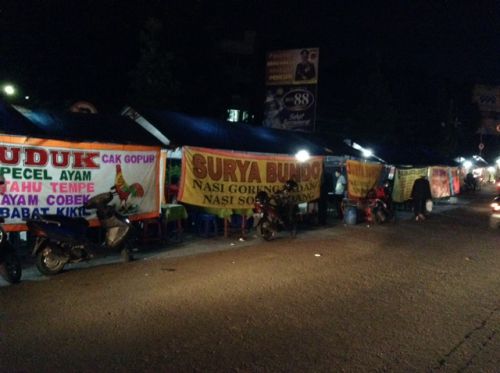 夜の屋台の雰囲気。毎夜、道端に現れます