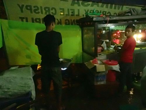 なまずを揚げる屋台の人たち