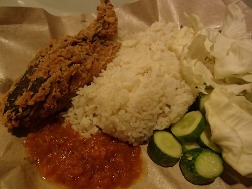 クリスピーなまず。手前の赤いのがサンバルです。このセットで9000ルピア（約78円）