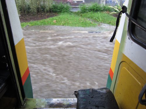 乗合車から。降りる時は覚悟が必要です