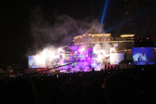 ステージでは、風車式花火の演出も