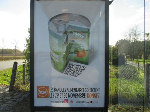 バス停に設置されたフードバンクの広告