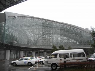金沢駅（横から）