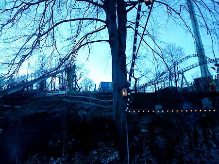 2014年夏季に営業開始予定のジェットコースター「へリックス」の建設工事が進んでいます。