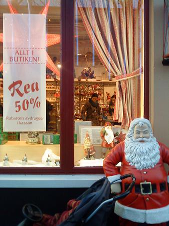 売店は全て半額、次のクリスマスの準備を今から進めるには便利かもしれませんね。