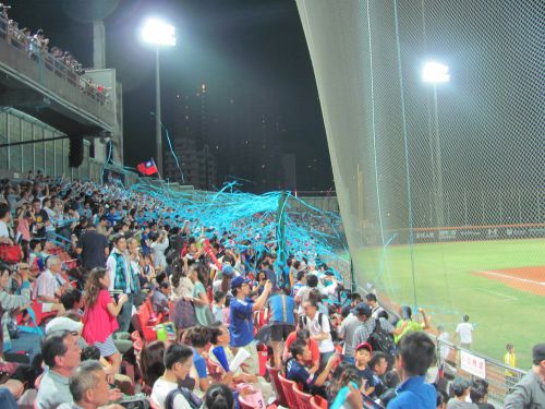 試合終了後の紙テープのシャワー