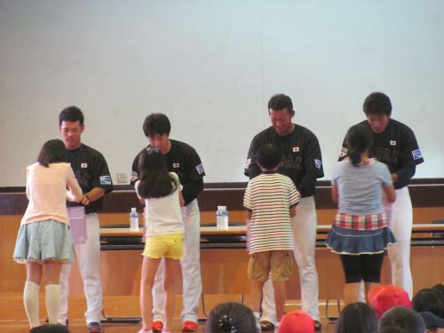 記念品の交換　左から小川泰弘、野村祐輔、中田翔、稲葉篤紀