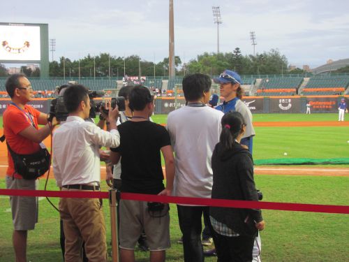 陽のもとには報道陣も殺到