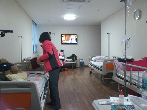 写真は室料無料の6人部屋、多くの病院は大部屋に仕切りがありません