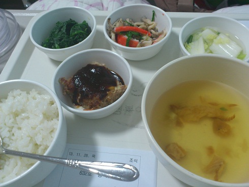 1歳の息子に出た子ども用病院食、右上の辛くないキムチは毎食出ました！