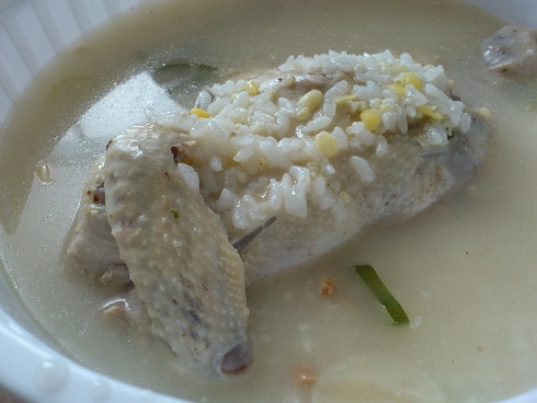 食堂の持ち帰りメニューを持ち込み、部屋やロビーで広げる家族が多数居ました。写真は我が家が持ち込んだサムゲタン（鶏料理）