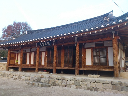 慶州古宅には挑峯書堂以外にも５つの様々な建築物があります