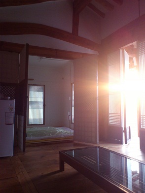 トイレシャワーは別棟にあります