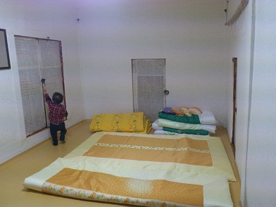 薄い敷布団で寝る韓国ですが、冬用敷布団は分厚かったです！