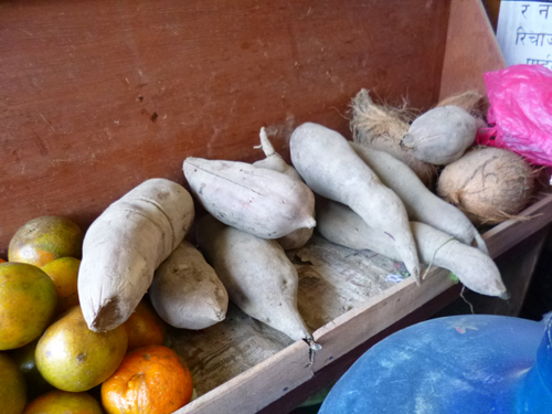 芋っぽいけれど果物のコーナーに。