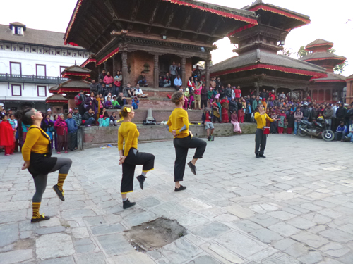 大道芸も披露され、市民ら笑顔で見物。