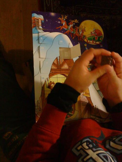 子ども達に人気のユールカレンダー、日付の書いた扉（中に入っているのはチョコレート）を、クリスマスイブまで毎日開けます。