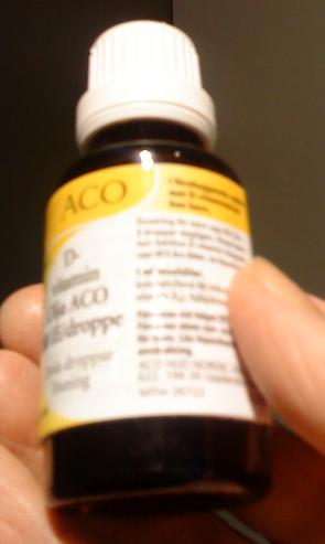 薬局で販売される「ビタミンD」、スプーンなどにとって、子どもに毎日5滴与えることが勧められています。