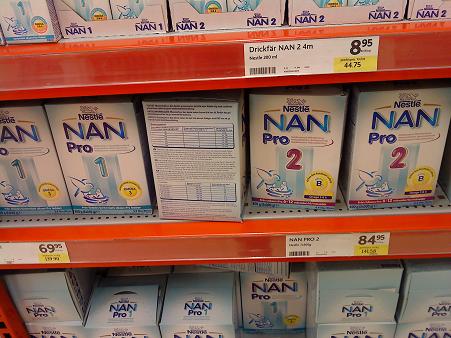 スウェーデンで売られている乳児用粉ミルク、「DHA」などが粉ミルクに添加されるようになったのはスウェーデンではごく数年前のことのようです。ビタミンDも粉ミルクに少し強化してはいかがでしょうか？