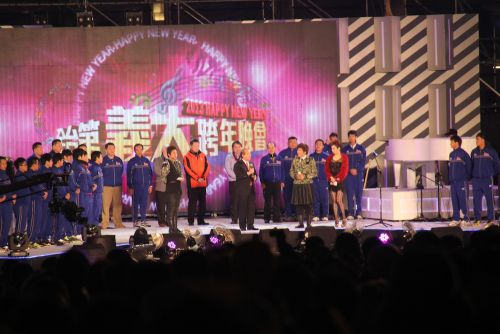 ステージに集うジャージ姿の義大ライノズの選手、チームスタッフたち