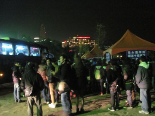 近くの空き地に設けられたシャトルバス乗り場