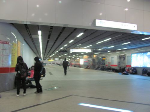 MRT左營駅の改札前の様子