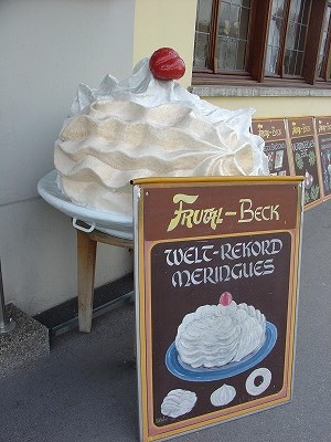 村の通りのお店前には、こんな大きなメレンゲの“張りぼて”（？）も。