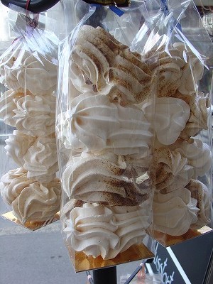 普通の白いメレンゲがメインですが、シナモンなどで味付けされたものも人気だそうですよ！