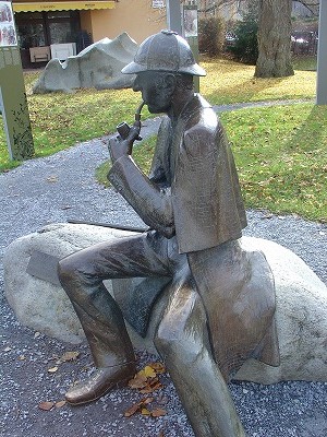 マイリンゲンの博物館前にシャーロック・ホームズが。「ワトソン君、事件だ！」