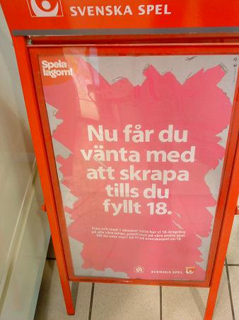 「スクラッチも18歳になるまで、こするのを待ちましょう」スウェーデンのロトは、番号を選ぶ方式、サッカーくじ、競輪、スクラッチ式などがありますが、以前は年齢制限のなかったスクラッチも2010年から18歳未満への販売は禁止となりました。