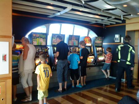 デンマークへ行くフェリー「ステナライン」船内、「Svenska spel」が経営しているロトではないためか、ここはいわば治外法権、年齢制限がなく、子ども達も遊んでいます。