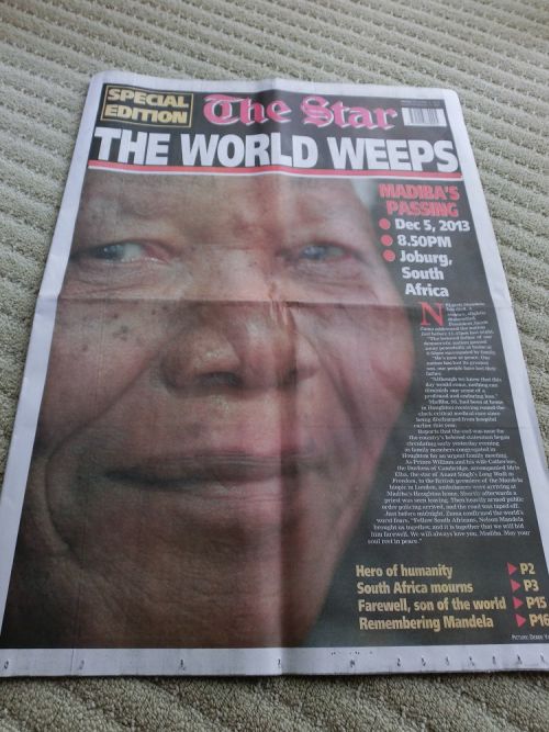 マンデラ氏の訃報を知らせる新聞の特別号（12月6日 The Star紙）