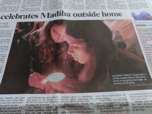 マンデラ氏が亡くなった自宅前で、キャンドルに火を灯し、冥福を祈る人々
