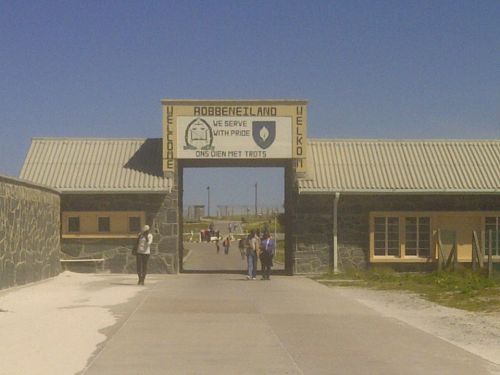 マンデラ氏が、1964年から18年間もの間、閉じ込められていた刑務所の入り口（ロベン島、ケープタウン）