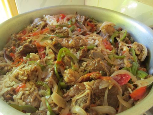 アフリカの炊き込みご飯，ヤギ肉のピラウ（トミィ作）。一度下味をつけてからご飯と一緒に炊き込みます。