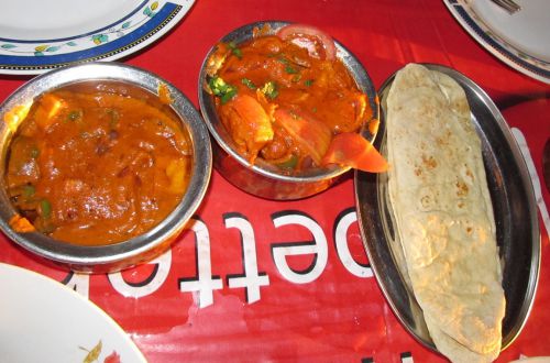 この味は家庭では出せません！一皿10,000シリング（約400円）。