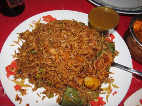 ビリヤーニと呼ばれるインド風のカレー風味のピラフ。