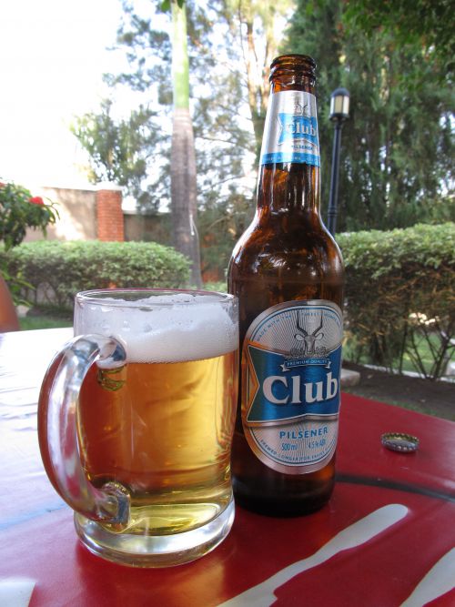 500ｍｌで3,000シリング（約120円）。もちろん，ビールです。第3のお酒ではありません。