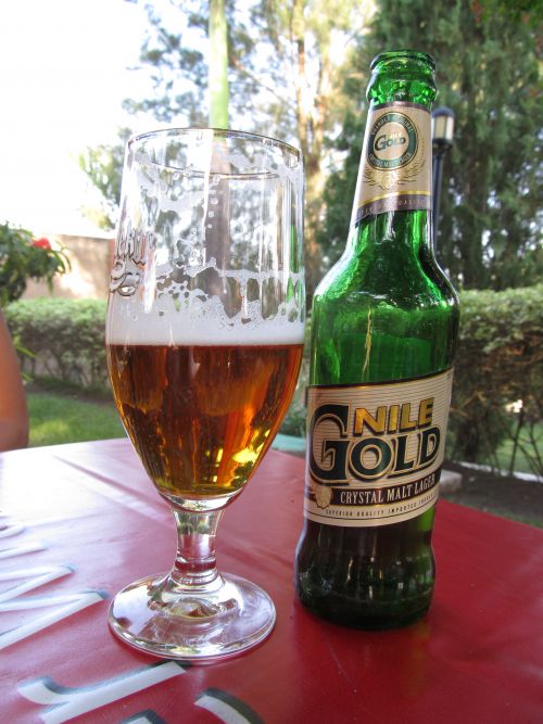 「ナイル・ゴールド」。330ｍｌで3,000シリング（約120円）。