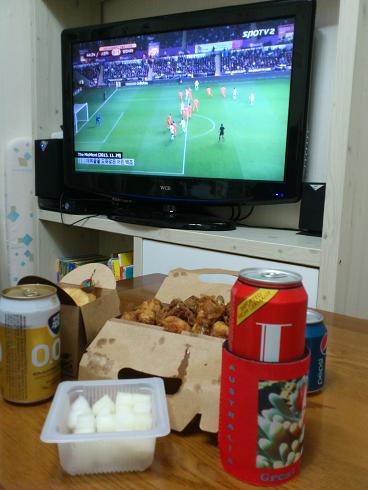 サッカーテレビ観戦には、目線をテレビに向けたままかぶりつけるフライドチキンが定番