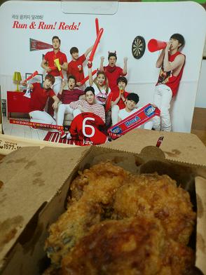 チキン屋さん来年のカレンダー６月は「赤い悪魔」のサッカー応援！