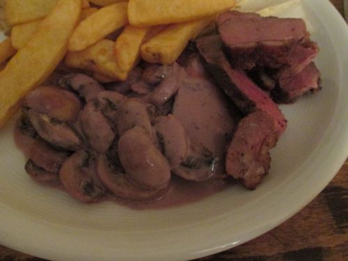 生クリームと赤ワインのキノコソース