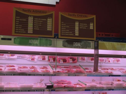 近所の大型スーパーの馬肉セクション